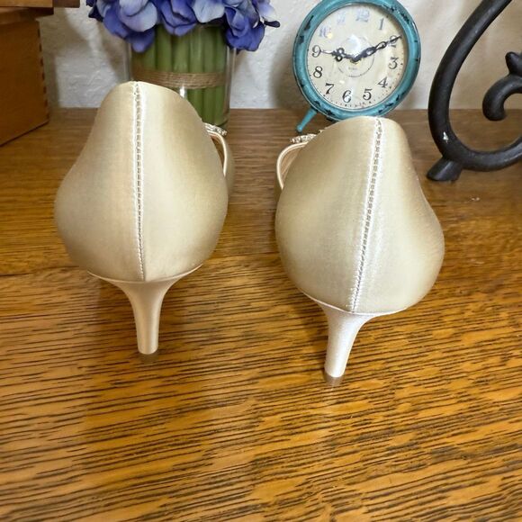 Badgley Mischka Macie Ivory Satin Embellished D’Orsay Peep Toe Shoes Sz9 Wedding - Picture 8 of 14